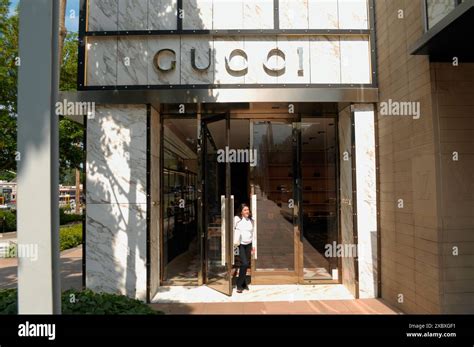 gucci store manhasset.